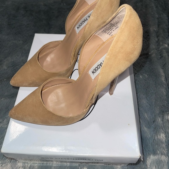 Steve Madden Varsityy Tan Suede Pump - Picture 2 of 6
